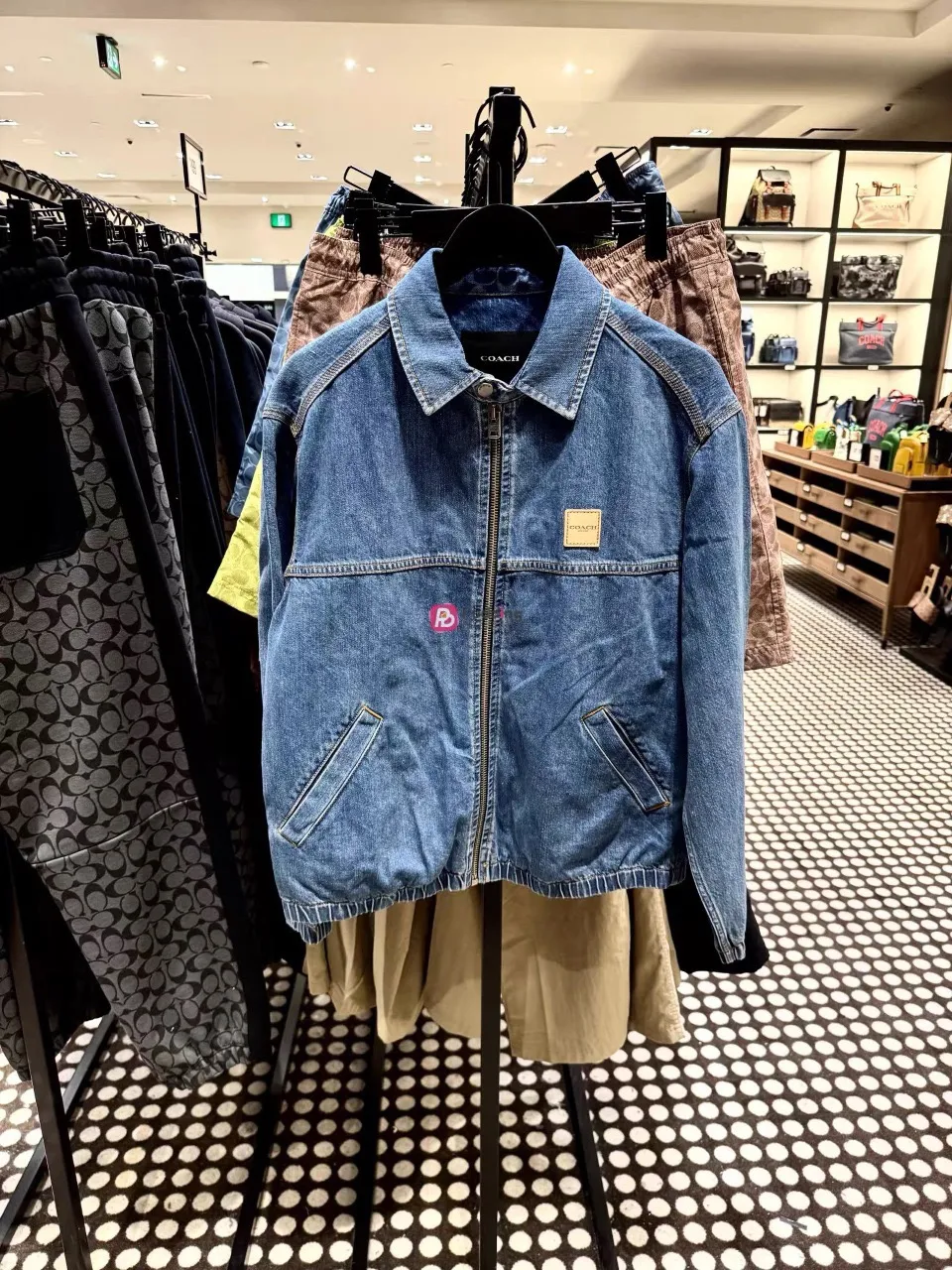 Model pictures provided New arrival in early spring! COH men's American Retro workwear Detroit washed distressed denim lapel cotton splicing zipper jacket, very Retro Blue denim, denim will never go out of style. The upper body of various experts shows how handsome he is. This style is very casual yet a bit gentlemanly. It is not so ostentatious, but the upper body makes the whole person look tall and elegant. All you need to do is wear this jacket. You don’t have to think about the overall matching, it’s casual and fashionable to wear casually. This can be worn by both men and women, and the fit is very correct. Shipped by a trading company and produced on a large assembly line, the quality is absolutely superb. The overall wiring is smooth and neat, and the inner lining is made of pure cotton, which is breathable and comfortable and has excellent skin fit. It's definitely the quality that goes in and out of the mall. The whole set of hardware is made by Koujia with logo letters. The texture of ancient silver matches the whole dress very well. The Genuine Leather leather label on the front chest is beautifully embellished. Really high quality. The shopkeeper’s own money. 🤗🤗🤗 Color: Washed Retro denim blue Size: M-XXL (equivalent to M-XXL) Fabric: Denim (Composition: Cotton) M size: Length 68CM Bust 118CM Shoulder width 53CM Sleeve length 62CM (Reference height 165-170CM Weight 110-130 catties) L size: Length: 70CM Bust 122CM Shoulder width 54CM, sleeve length 63CM (reference height 170-175CM, weight 130-150 catties) XL code: length: 72cm, bust: 126cm shoulder width: 55cm, sleeve length: 64cm (reference height 175-180CM, weight 145-165 catties) XXL code: length: 74cm, bust: 130cm, shoulder width: 56cm Sleeve length: 65cm (reference height 180-185CM, weight 165-185 catties)